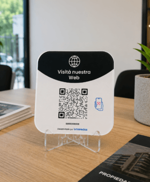 QR sitio web con pie de acrilico Cartel con QR Sitio Web